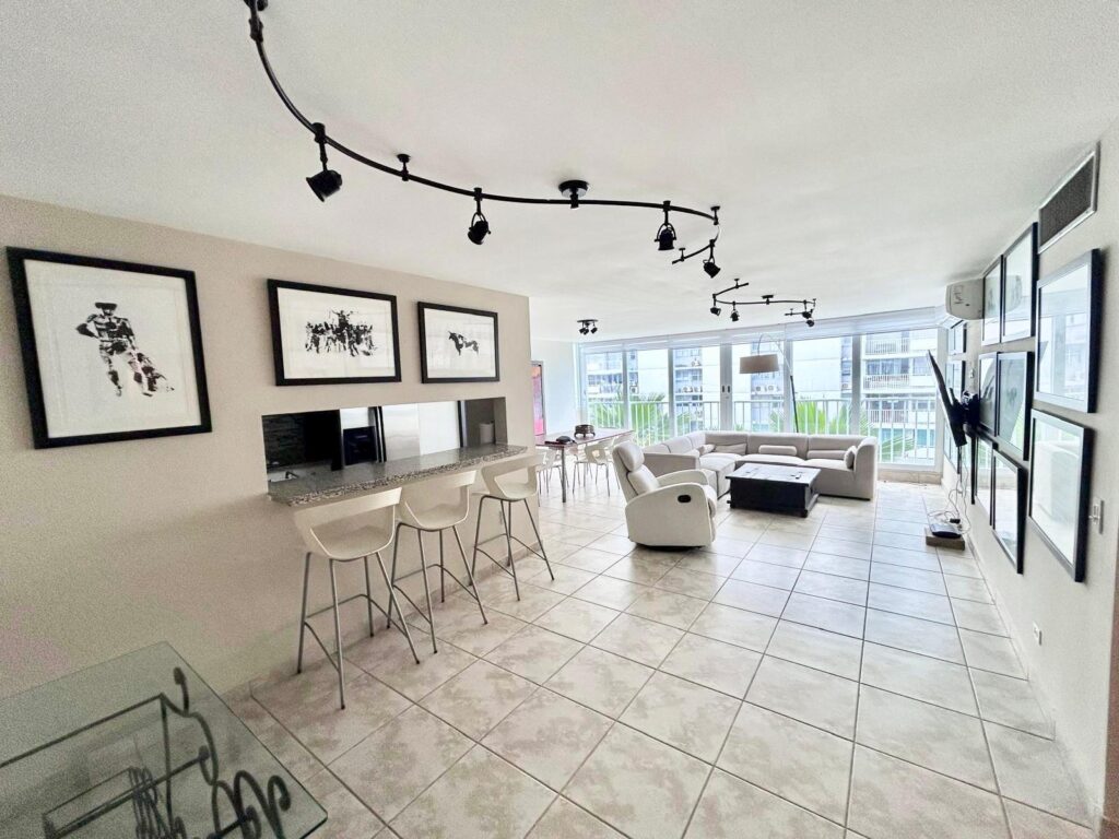 LOS PINOS, AVE. ISLA VERDE – 2b/2b FURNISHED APT.